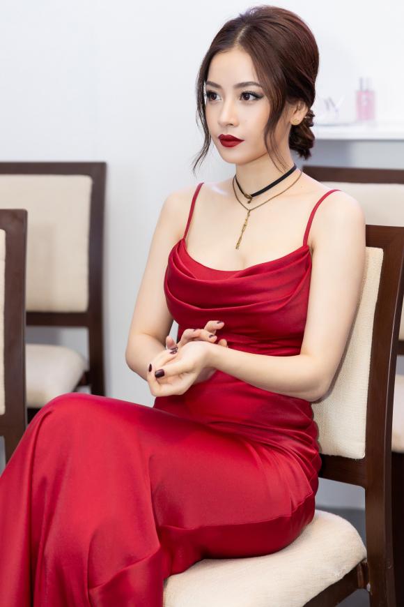 Chi Pu,Chi Pu mặc váy trễ nải,sao Việt