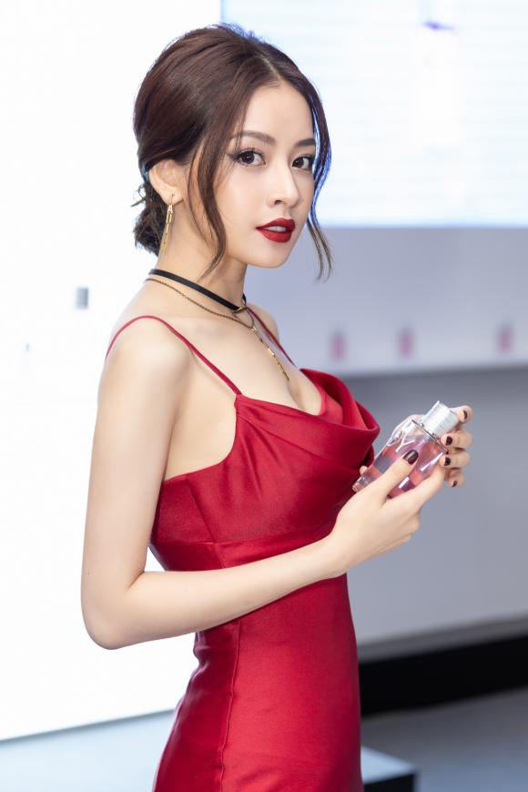 Chi Pu,Chi Pu mặc váy trễ nải,sao Việt