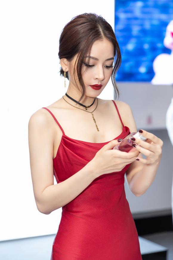 Chi Pu,Chi Pu mặc váy trễ nải,sao Việt