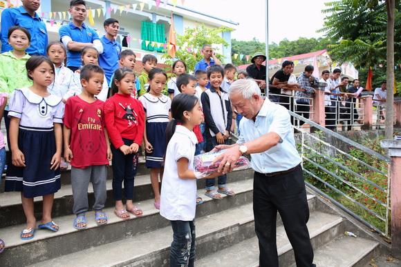 Bùi Thị Hà, Sao việt, tập đoàn bảo vệ long hoàng