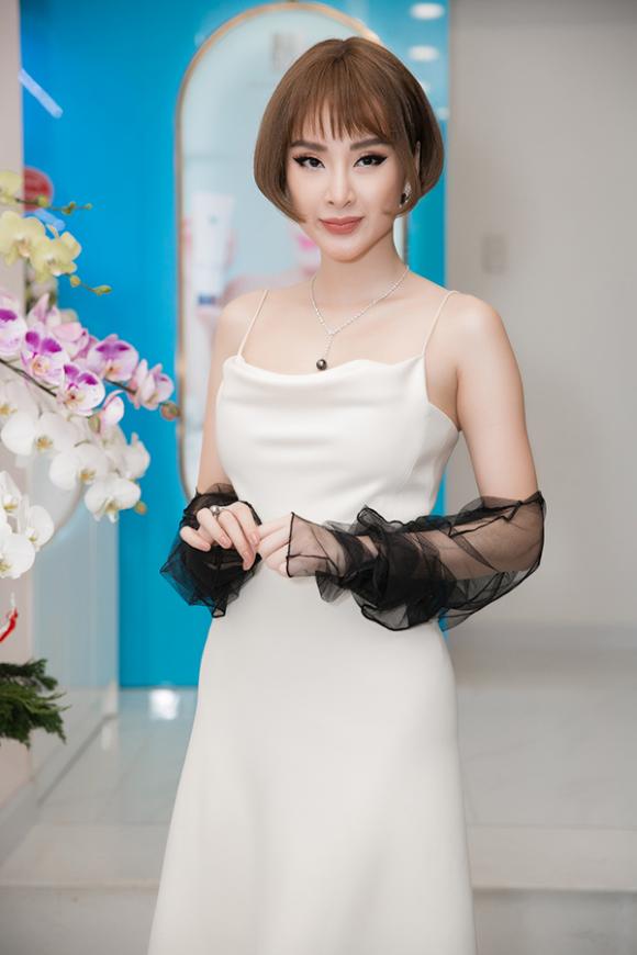 Angela Phương Trinh, Hoa hậu Hương Giang, sao Việt