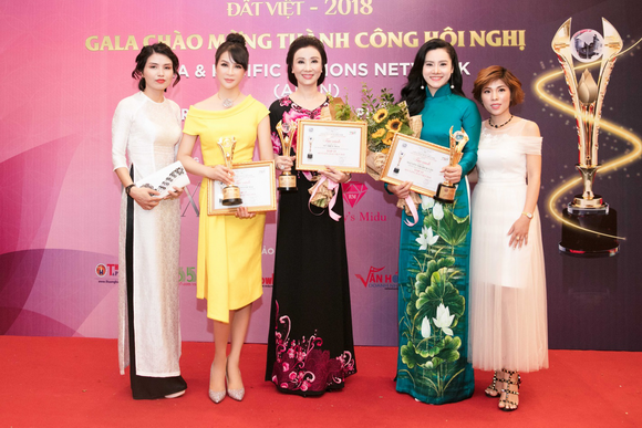 mc-thanh-mai-2510-3-ngoisao.vn-w580-h387 3 MC Thanh Mai, Sen Vàng Đất Việt 2018, Thẩm mỹ viện BB Thanh Mai