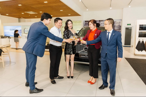 di-bang-1611-3-ngoisao.vn-w580-h387 4 Di Băng, Siêu xe Volvo, sao việt