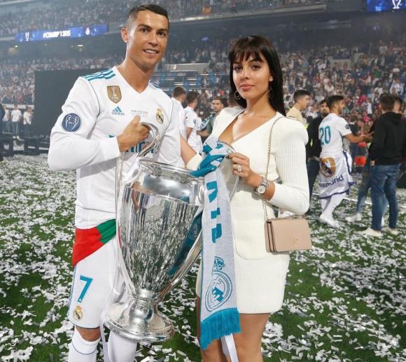Cristiano Ronaldo,vị hôn thê của danh thủ CR7,Ronaldo đính hôn