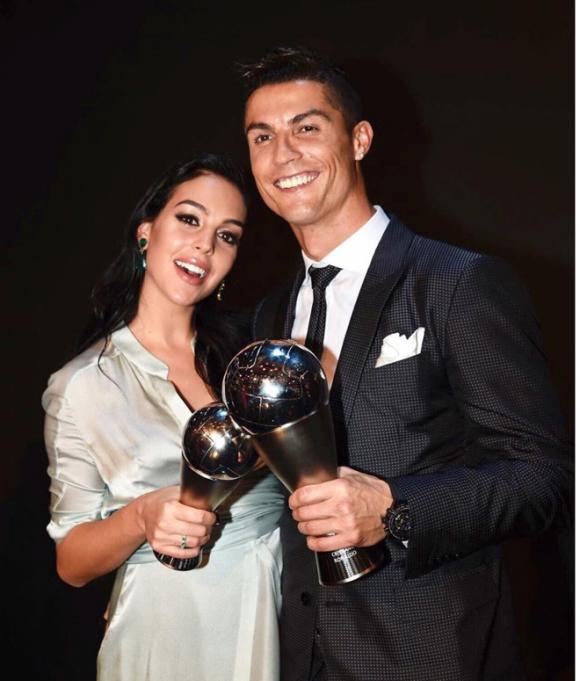Cristiano Ronaldo,vị hôn thê của danh thủ CR7,Ronaldo đính hôn