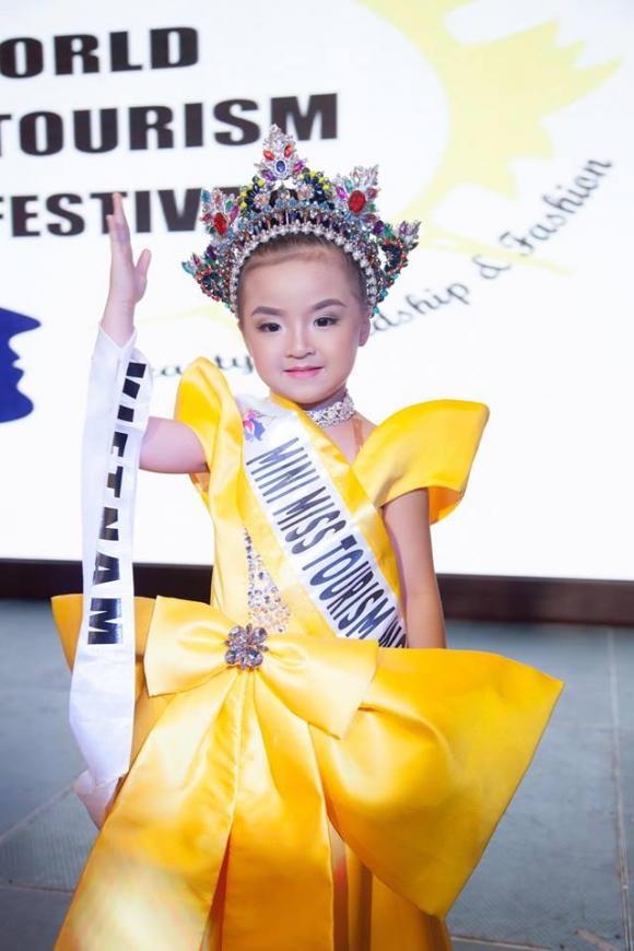 Hoa hậu nhỏ tuổi nhất Việt Nam gây sốt với vẻ đẹp vô cùng đáng yêu