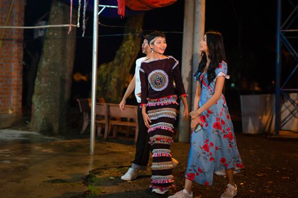 01-hhen-nie-dua-hoang-thuy-vo-thanh-an-trai-nghiem-doi-song-nguoi-daklak-1-ngoisao.vn-w700-h467 0 H’Hen Niê, Hoàng Thùy, sao việt