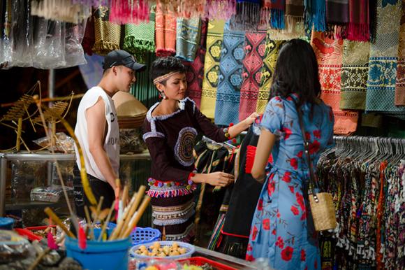 02-hhen-nie-dua-hoang-thuy-vo-thanh-an-mua-qua-luu-niem-4-ngoisao.vn-w700-h467 3 H’Hen Niê, Hoàng Thùy, sao việt