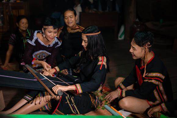 03-hhen-nie-dua-hoang-thuy-vo-thanh-an-trai-nghiem-det-tho-cam-2-ngoisao.vn-w700-h467 5 H’Hen Niê, Hoàng Thùy, sao việt
