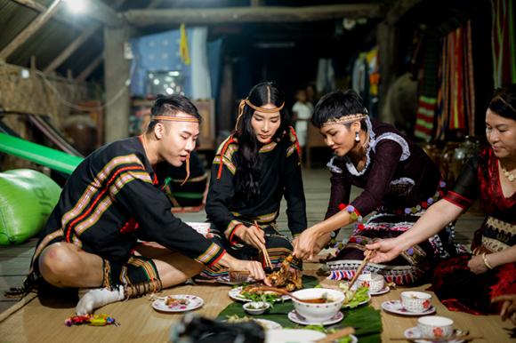 04-hhen-nie-hoang-thuy-vo-thanh-an-thung-thuc-bua-toi-voi-dac-san-tai-daklak1-ngoisao.vn-w700-h467 7 H’Hen Niê, Hoàng Thùy, sao việt
