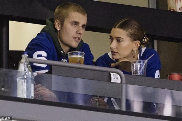 vợ chồng Justin Bieber thân mật ở sân bóng,Justin Bieber,Hailey Baldwin