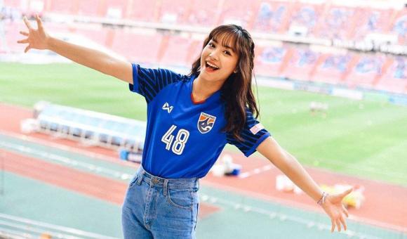 CĐV xinh đẹp Việt Nam, cổ động viên nữ việt nam, fan nữ xinh đẹp, AFF Cup 2018