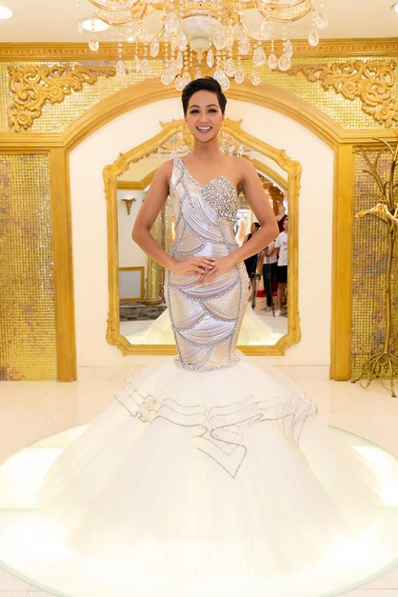 Miss Universe 2018,Hoa hậu H'Hen Niê,sao Việt