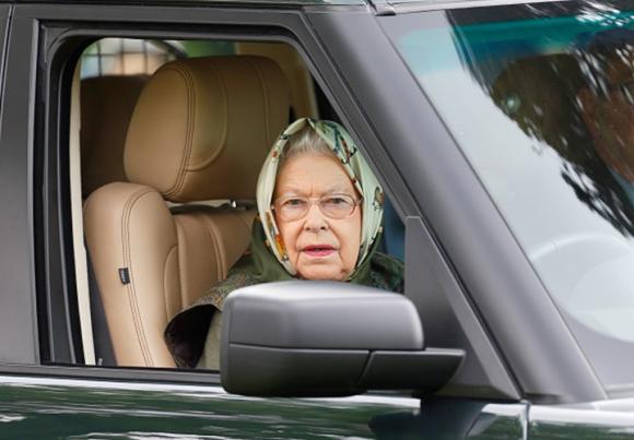 Nữ hoàng Elizabeth, Nữ hoàng Anh bán ô tô, Hoàng gia Anh