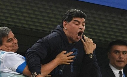 Huyền thoại bóng đá, Maradona, bồ trẻ, Argentina