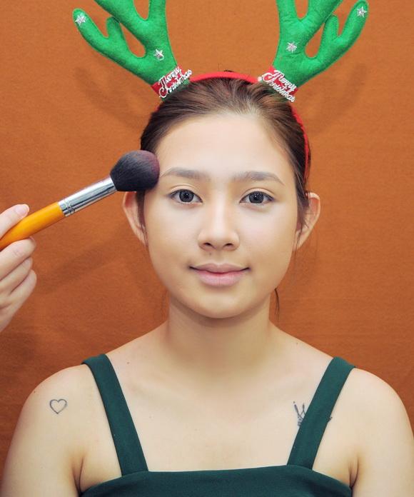 trang-diem-mua-noel-512-5-ngoisao.vn-w580-h696 6 BB Thanh Vân, Học trang điểm, Trang điểm mùa noel