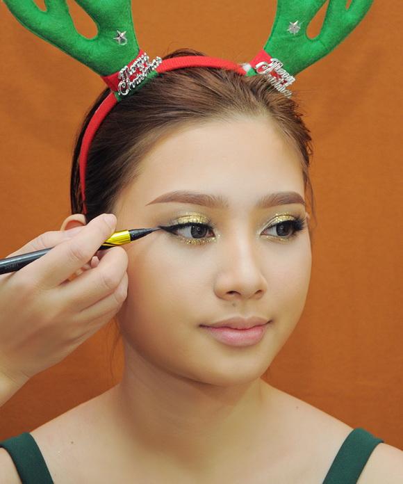 trang-diem-mua-noel-512-9-ngoisao.vn-w580-h696 2 BB Thanh Vân, Học trang điểm, Trang điểm mùa noel