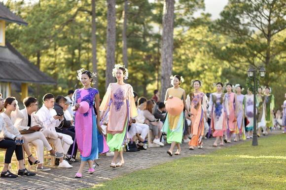 phan-trung-hau-va-lan-nhi-1112-10-ngoisao.vn-w580-h387 0 Phan Trung Hậu, Lan Nhi, Sao việt