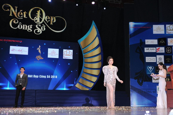 vo-hong-nhung-quang-quang-net-dep-cong-so-3-ngoisao.vn-w580-h386 7 Võ Hồng Nhung, Nét đẹp công sở 2018, sao việt