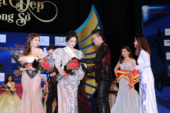 vo-hong-nhung-quang-quang-net-dep-cong-so-6-ngoisao.vn-w580-h386 4 Võ Hồng Nhung, Nét đẹp công sở 2018, sao việt