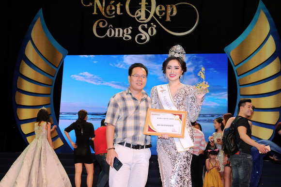 vo-hong-nhung-quang-quang-net-dep-cong-so-7-ngoisao.vn-w580-h386 3 Võ Hồng Nhung, Nét đẹp công sở 2018, sao việt
