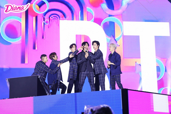 dai-nhac-hoi-diana-1812-10-ngoisao.vn-w580-h387 1 Đại Nhạc Hội Diana, BTOB, EXID, Đại Nhạc Hội Yêu. Tin. Hành Động