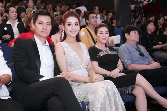 Nhật Kim Anh, Hoàng Thùy Linh, sao việt