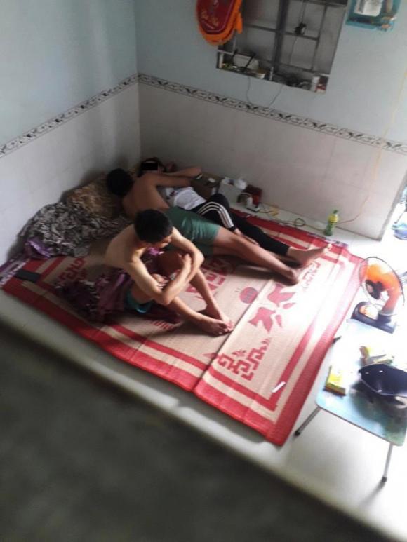 ba người ngủ chung, cặp đôi vô duyên, ứng xử kém văn hóa