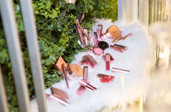 di-bang-2712-1-ngoisao.vn-w580-h381 7 Hanayuki, mỹ phẩm cao cấp, đoàn di băng, yuki makeup, vb universal