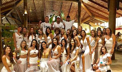 Neymar chào năm mới bên cạnh 26 người đẹp