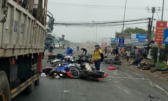 container tông hàng loạt xe máy, tai nạn kinh hoàng ở long an, tai nạn giao thông