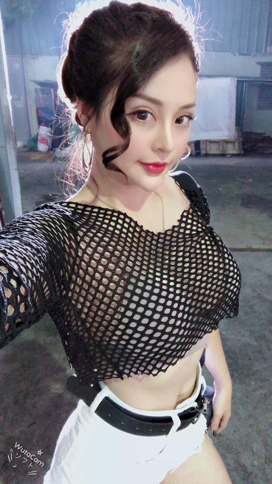 hot girl tuột áo, đại gia chân đất, Nguyễn Trà My