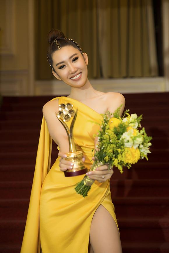s1a1781-ngoisao.vn-w600-h900 12 Thúy Ngân,Mai Vàng 2018,Gạo nếp gạo tẻ,sao Việt