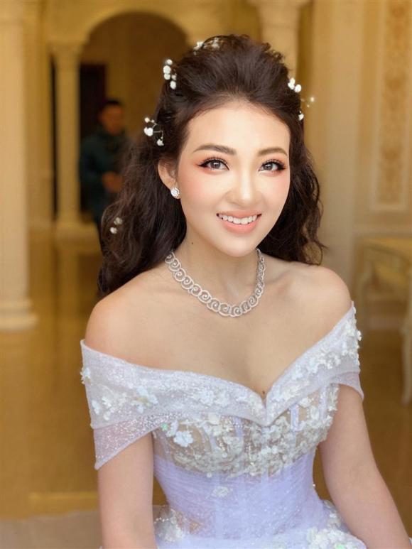 Đám cưới khủng ở Nam Định, Cô dâu vàng đeo trĩu cổ, Cô dâu Nam Định