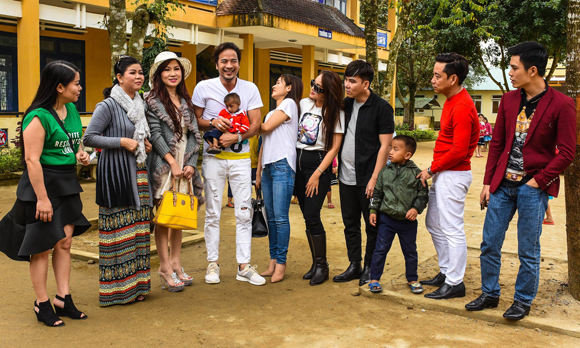 nghe-si-viet-171-ngoisao.vn-w580-h348 0 Sao việt làm từ thiện, Đoàn Thanh Tài, Kavie Trần