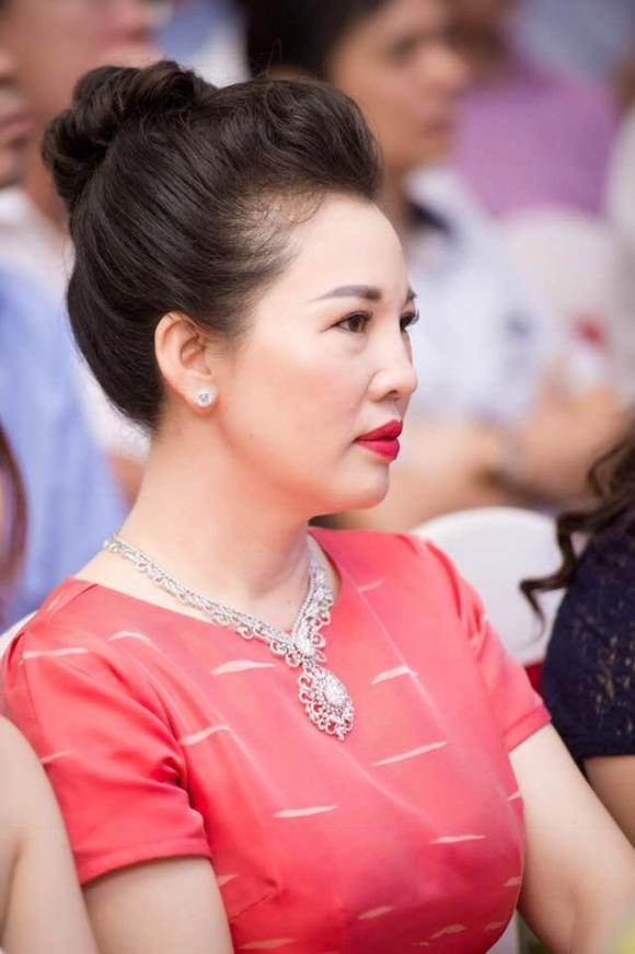 cô dâu 200 cây vàng, mẹ của cô dâu Thu Hương, cô dâu ở Nam Định, cô dâu vàng đeo trĩu cổ, đám cưới ở nam định