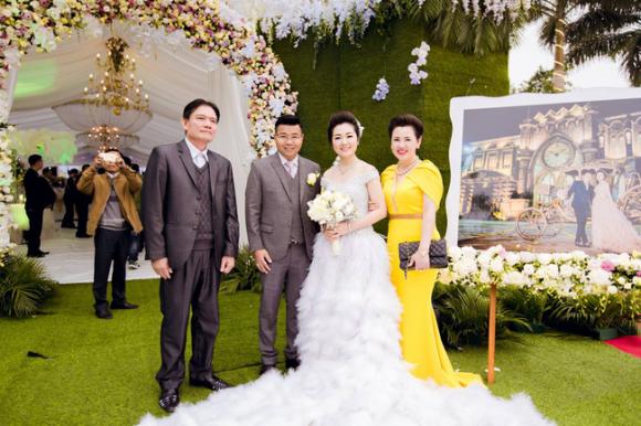 cô dâu 200 cây vàng, mẹ của cô dâu Thu Hương, cô dâu ở Nam Định, cô dâu vàng đeo trĩu cổ, đám cưới ở nam định
