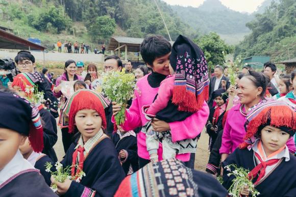 Hoa hậu h'hen niê,hoa hậu hoàn vũ việt nam 2015,h'hen niê làm từ thiện