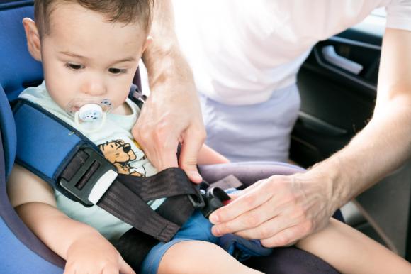 cách đảm bảo an toàn cho trẻ em đi ô tô, chăm sóc trẻ nhỏ, lưu ý khi cho trẻ em ngồi xe hơi