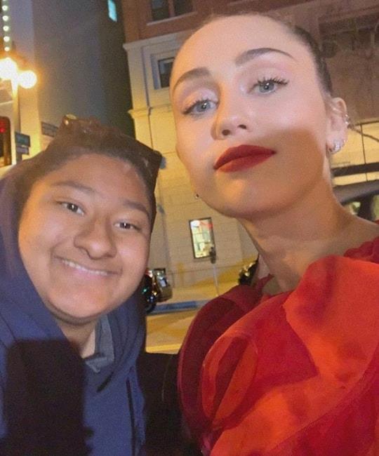 chụp chung với người nổi tiếng, fan girl, cô gái chụp chung với người nổi tiếng 