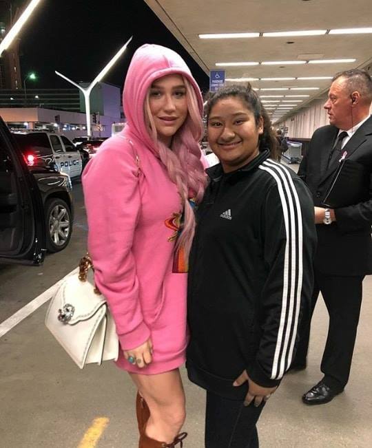 chụp chung với người nổi tiếng, fan girl, cô gái chụp chung với người nổi tiếng 