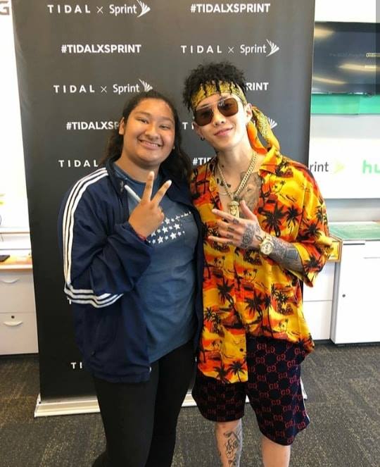 chụp chung với người nổi tiếng, fan girl, cô gái chụp chung với người nổi tiếng 