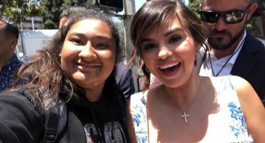 chụp chung với người nổi tiếng, fan girl, cô gái chụp chung với người nổi tiếng 