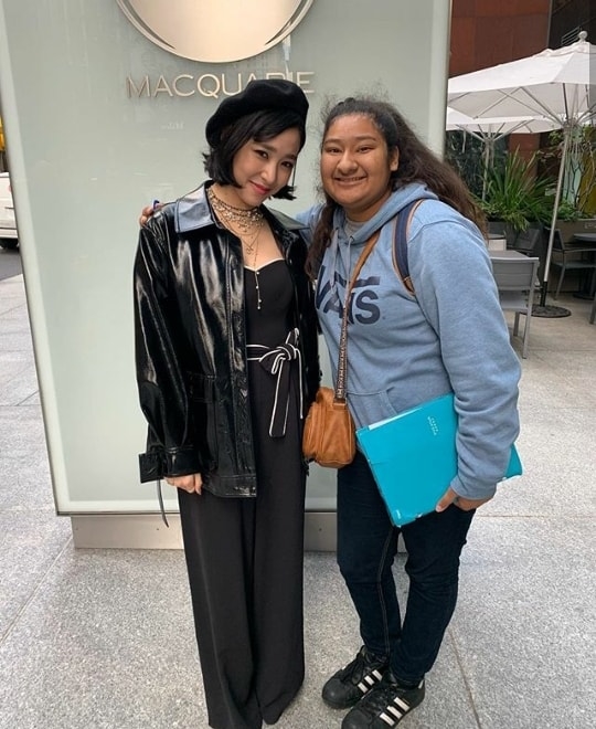 chụp chung với người nổi tiếng, fan girl, cô gái chụp chung với người nổi tiếng 