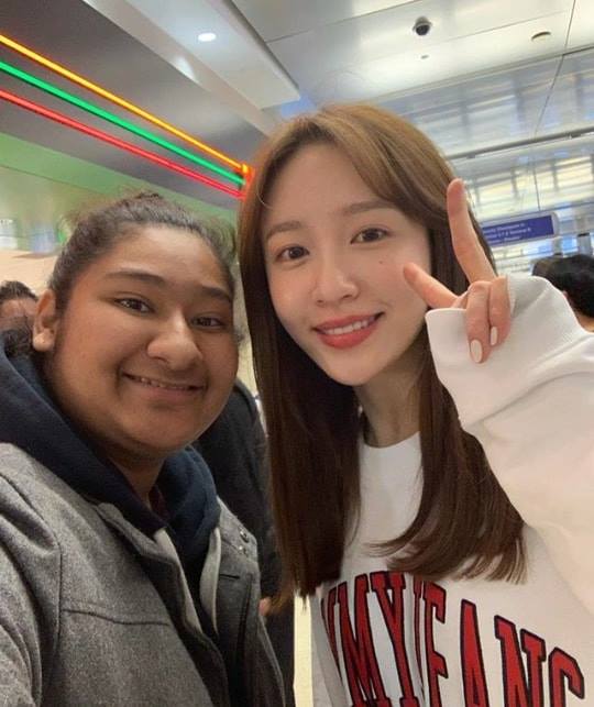 chụp chung với người nổi tiếng, fan girl, cô gái chụp chung với người nổi tiếng 