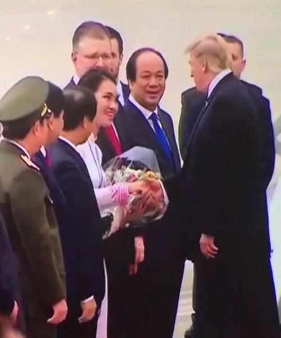 Tổng thống Mỹ,tổng thống Donald Trump,nữ sinh tặng hoa tổng thống mỹ