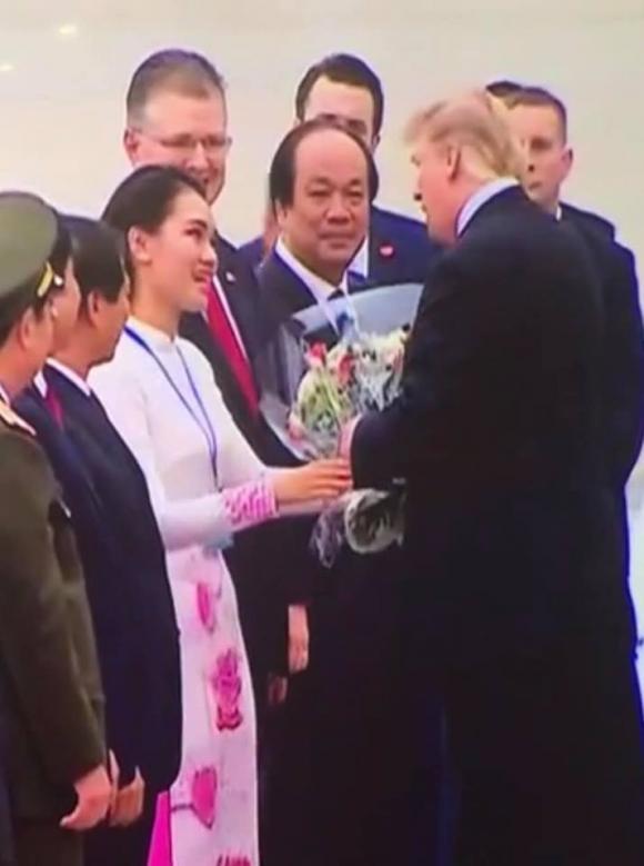 Tổng thống Mỹ,tổng thống Donald Trump,nữ sinh tặng hoa tổng thống mỹ