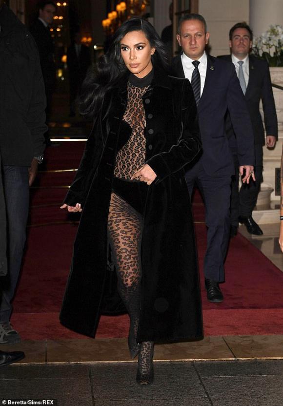 Kim Kardashian,váy gây sốc của Kim,sao Hollywood