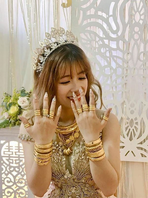 cô dâu, vàng đeo đầy người
