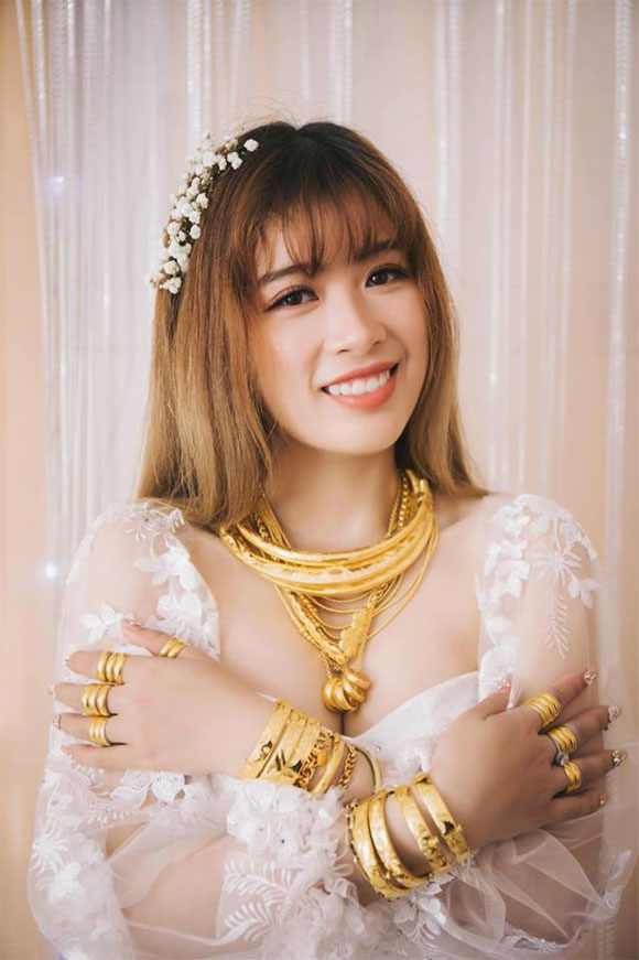 cô dâu, vàng đeo đầy người